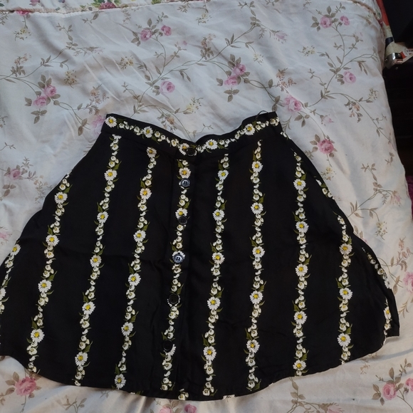 Black skirt with daisy chain design - Picture 6 of 7